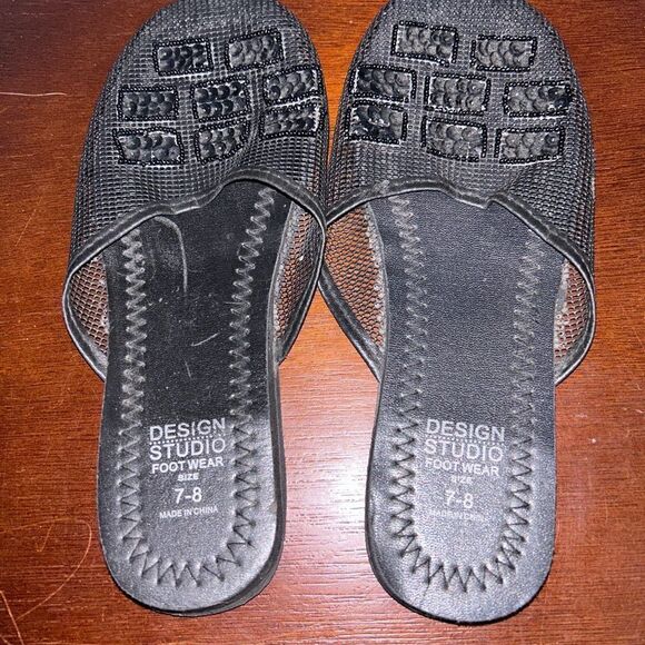Designed slippers size 7/8 - Picture 2 of 4
